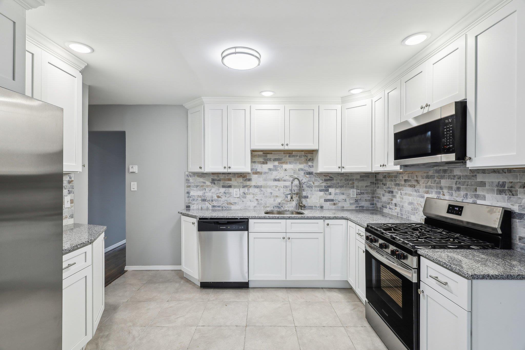 31 S 21st Avenue, Bay Shore, Florida image 12