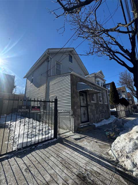 Homes For Sale - 690 E 240th Street<br/> Bronx, NY 10470