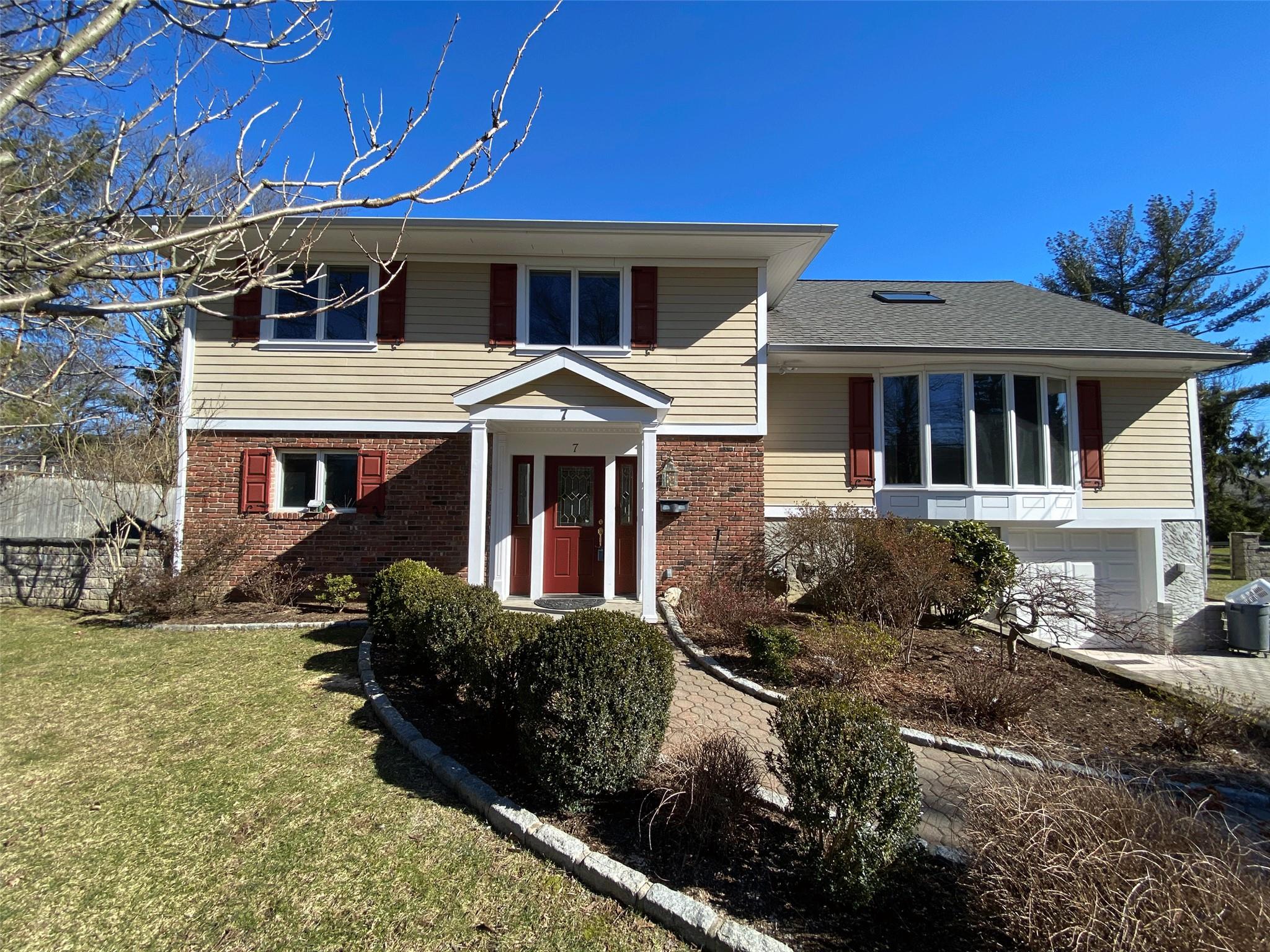 Country Ridge Drive, Rye Brook, New York - 5 Bedrooms  
3 Bathrooms  
10 Rooms - 