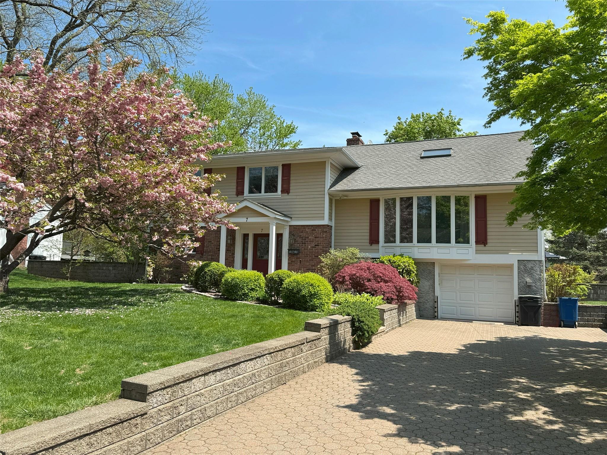 Country Ridge Drive, Rye Brook, New York - 5 Bedrooms  
3 Bathrooms  
10 Rooms - 