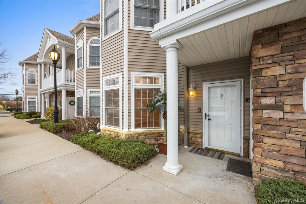 Photo of 5 Jacqueline Way, North Babylon, NY 11703 (MLS # 980508)