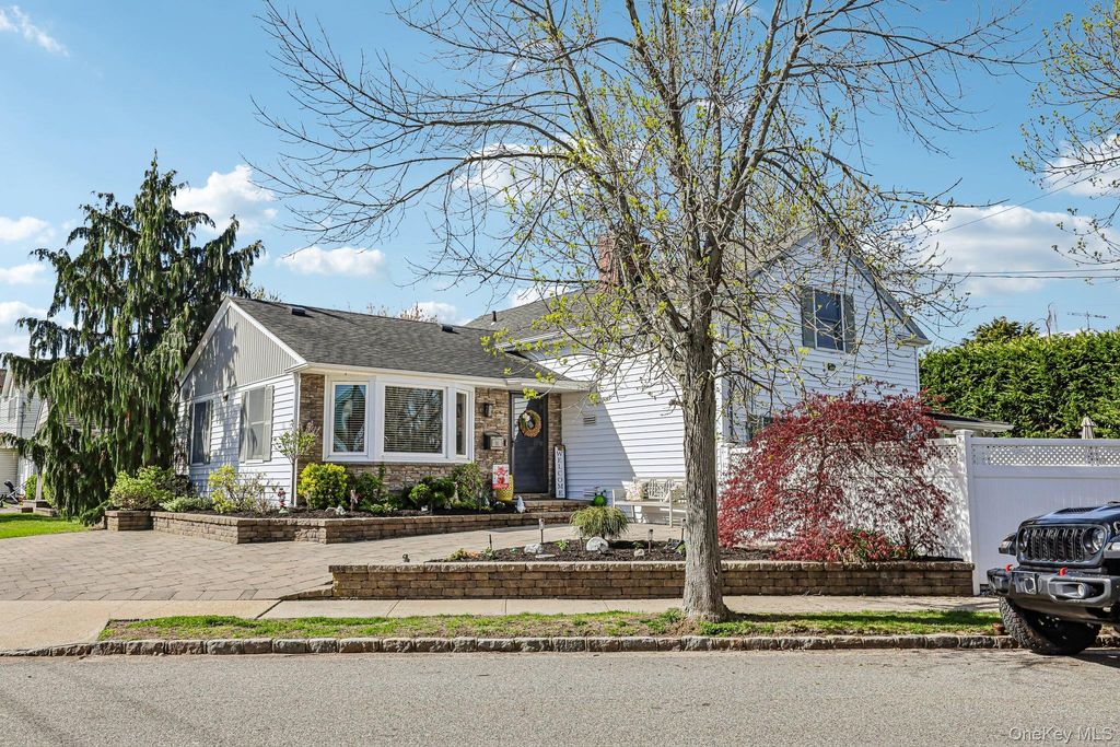 Photo of 76 S Bay Drive, Massapequa, NY 11758 (MLS # 991909)