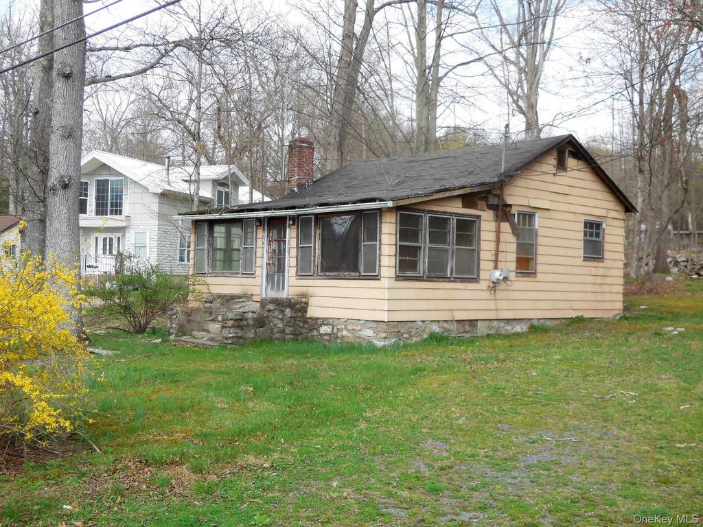 Photo of 213 Lake Shore Drive, Pine Bush, NY 12566 (MLS # 985739)