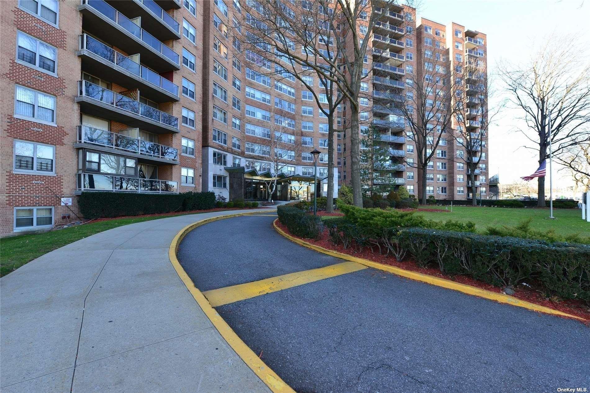 Grand Central Parkway B 903, Forest Hills, Queens, NY - 2 Bedrooms  
2 Bathrooms  
5 Rooms - 