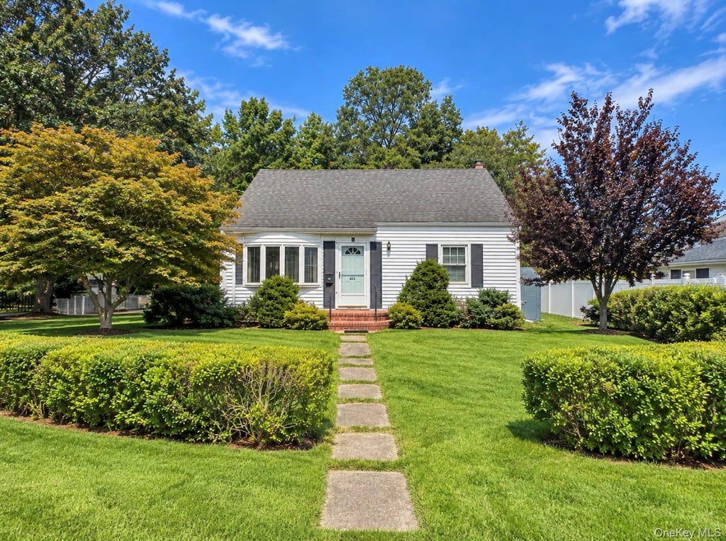 Photo of 411 Howells Road, Bay Shore, NY 11706 (MLS # 1055182)