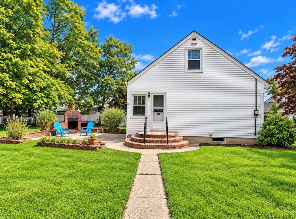 Photo of 411 Howells Road, Bay Shore, NY 11706 (MLS # 1055182)