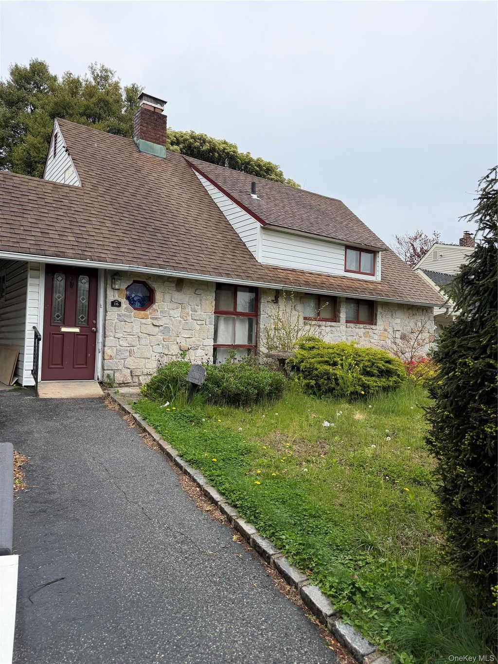 Photo of 16 Springtime Lane E, Levittown, NY 11756 (MLS # 996353)
