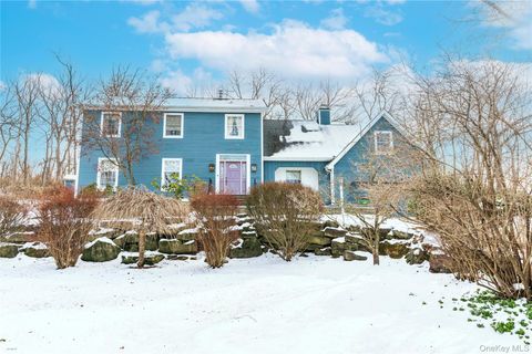 Photo of 6 Coach Lantern Drive, Hopewell Junction, NY 12533 (MLS # 943061)
