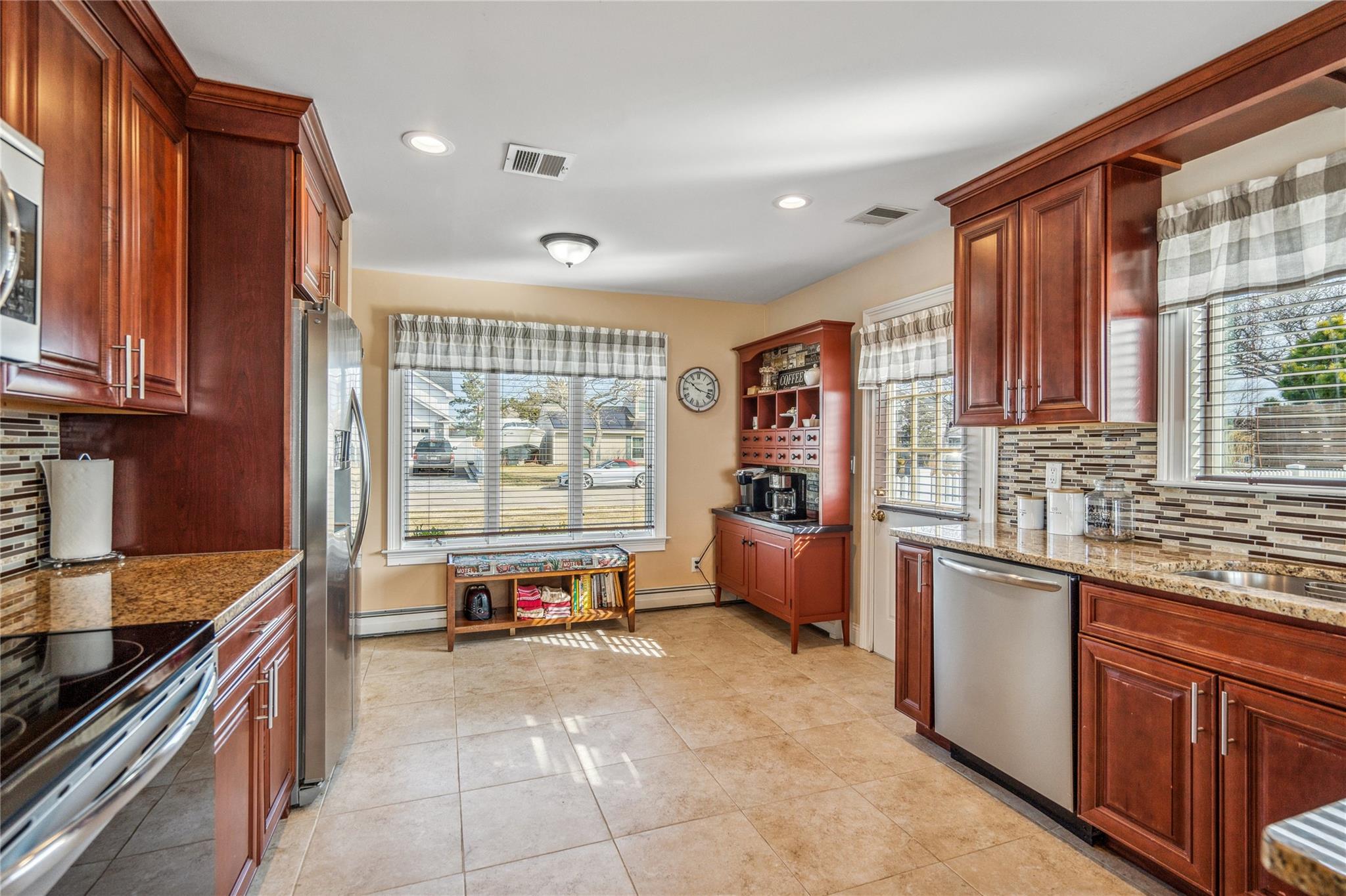 77 Shore Drive, Copiague, New York image 19