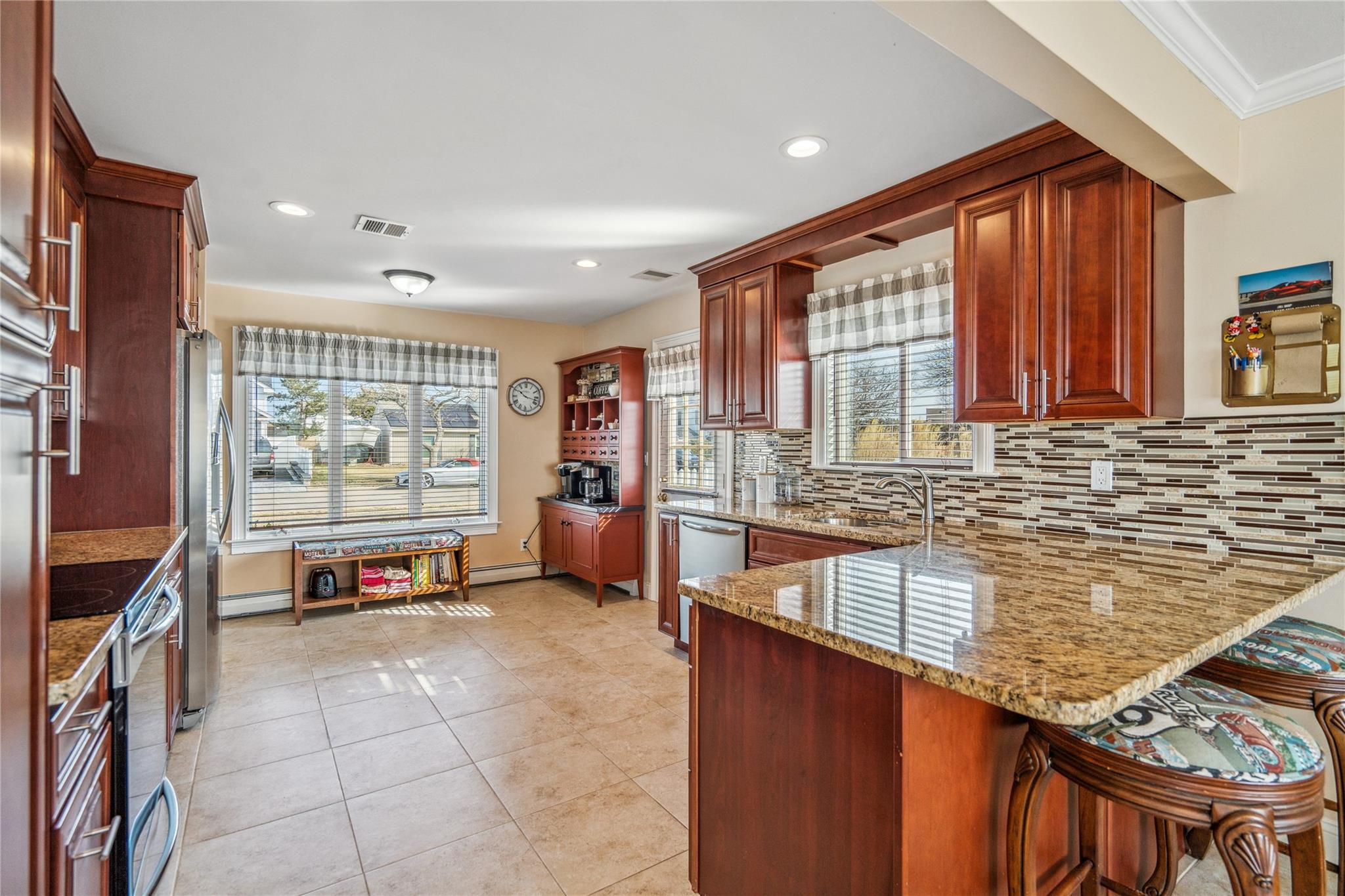 77 Shore Drive, Copiague, New York image 18