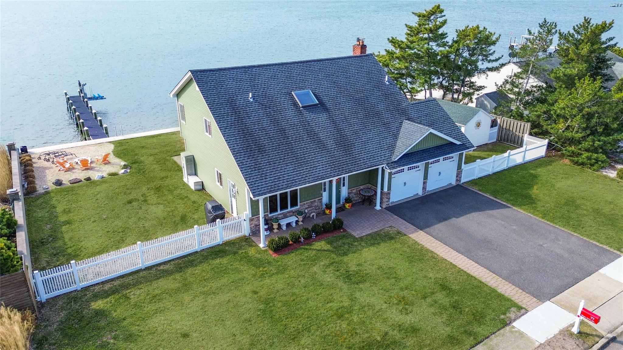 77 Shore Drive, Copiague, New York image 48