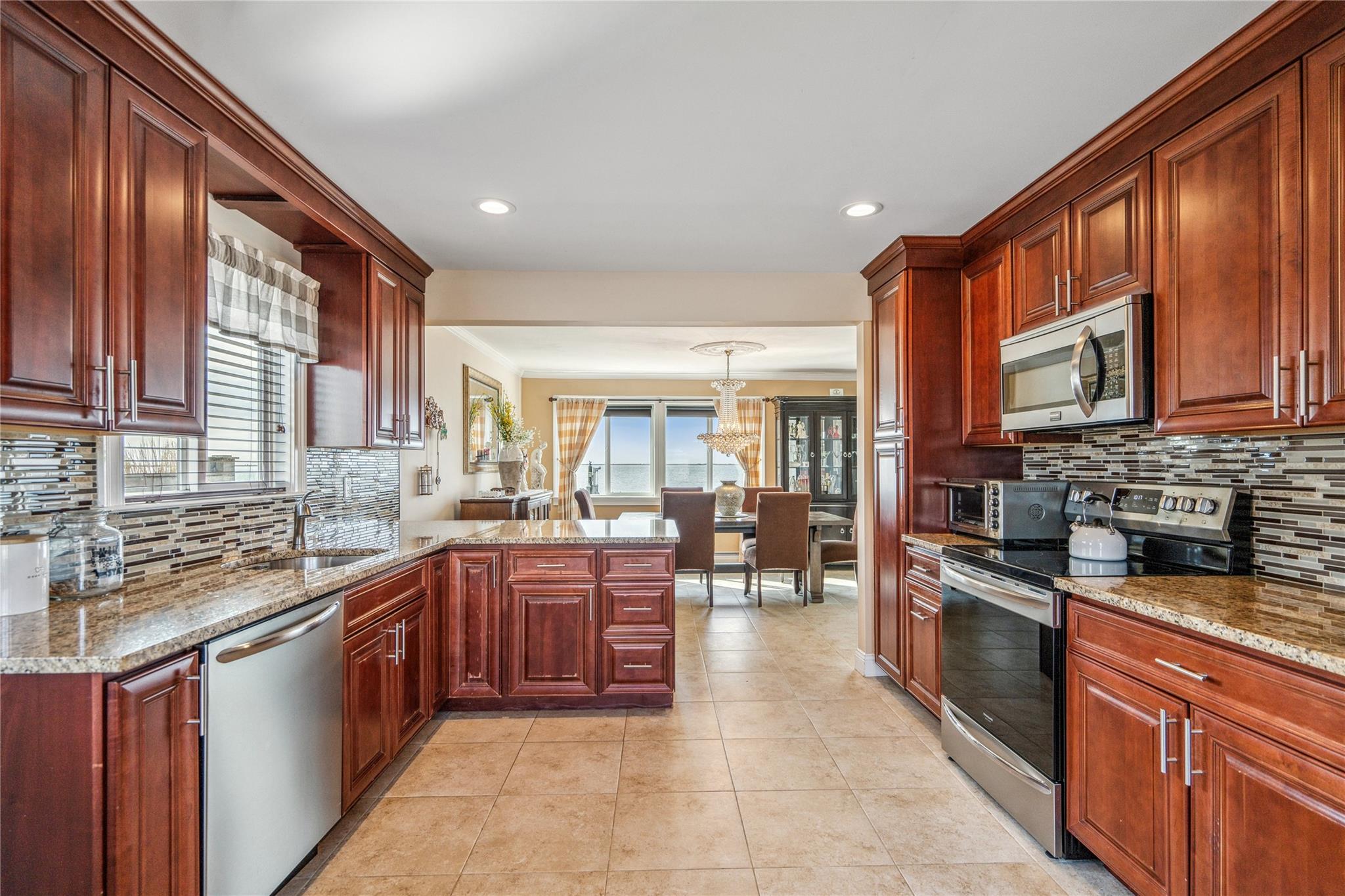 77 Shore Drive, Copiague, New York image 22