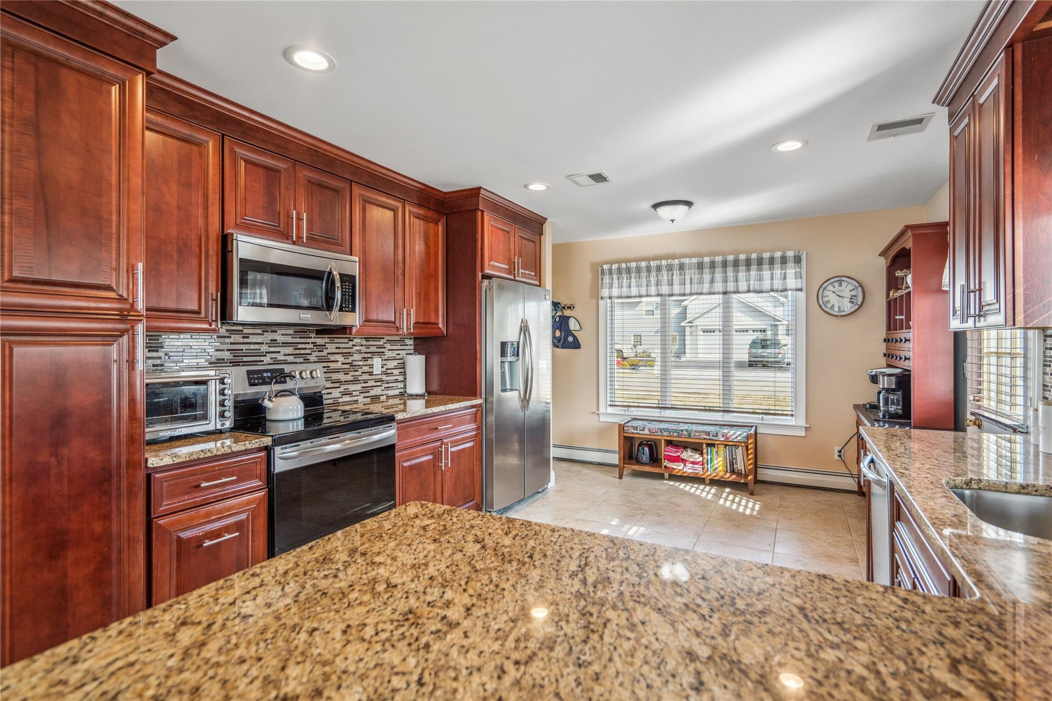 77 Shore Drive, Copiague, New York image 17