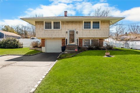 18 Lynx Lane East Setauket NY 11733