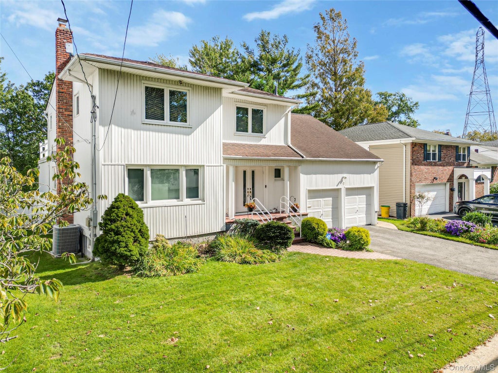 Photo of 17 Lafayette Drive, Woodmere, NY 11598 (MLS # 1035880)