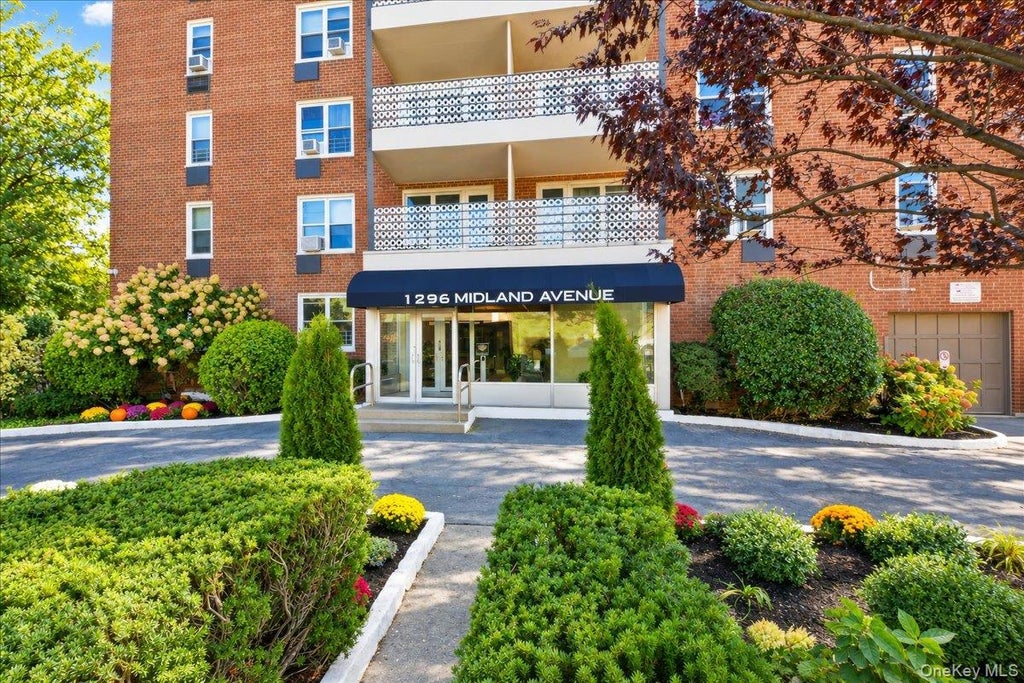 Photo of 1296 Midland Avenue #L2, Yonkers, NY 10704 (MLS # 1061609)