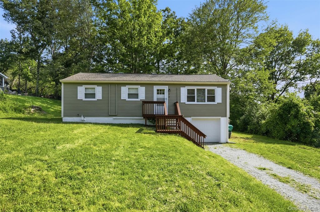 Photo of 22 W Marshall Drive, Poughkeepsie, NY 12601 (MLS # 955108)