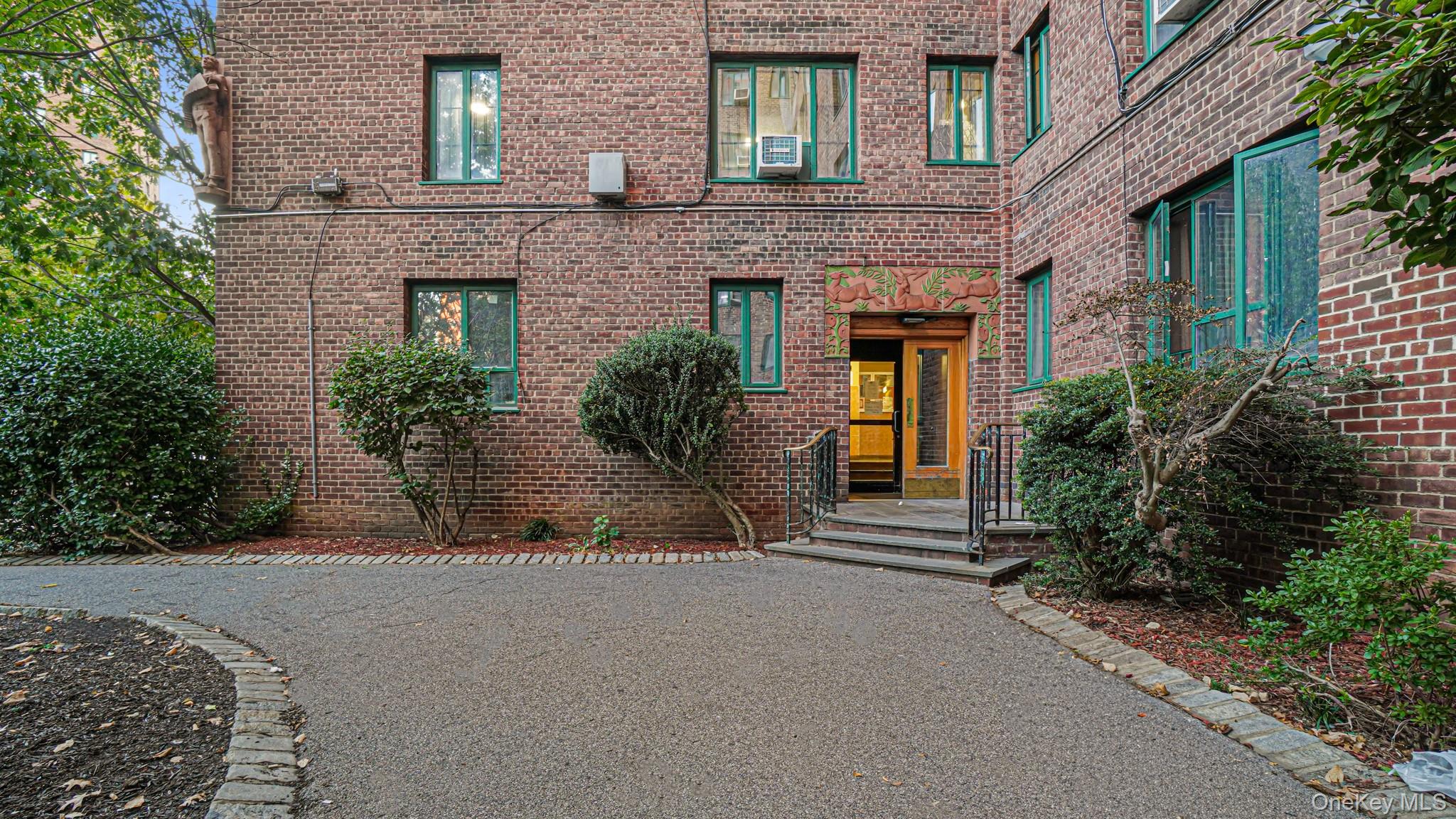 1 Metropolitan Oval 1B