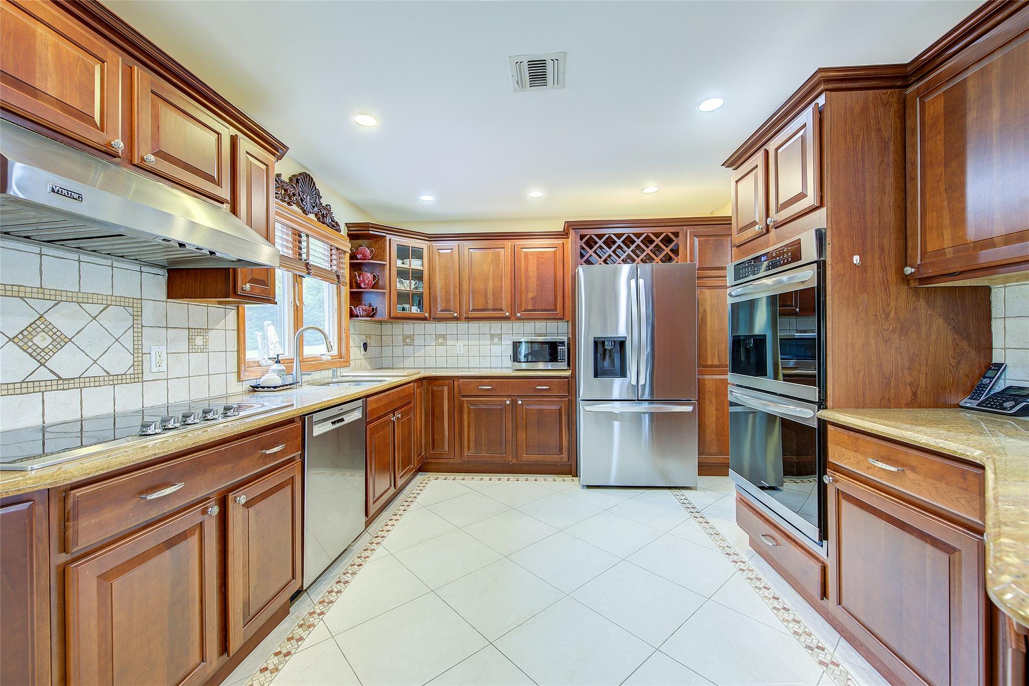 23 Sandra Drive, Dix Hills, New York image 9