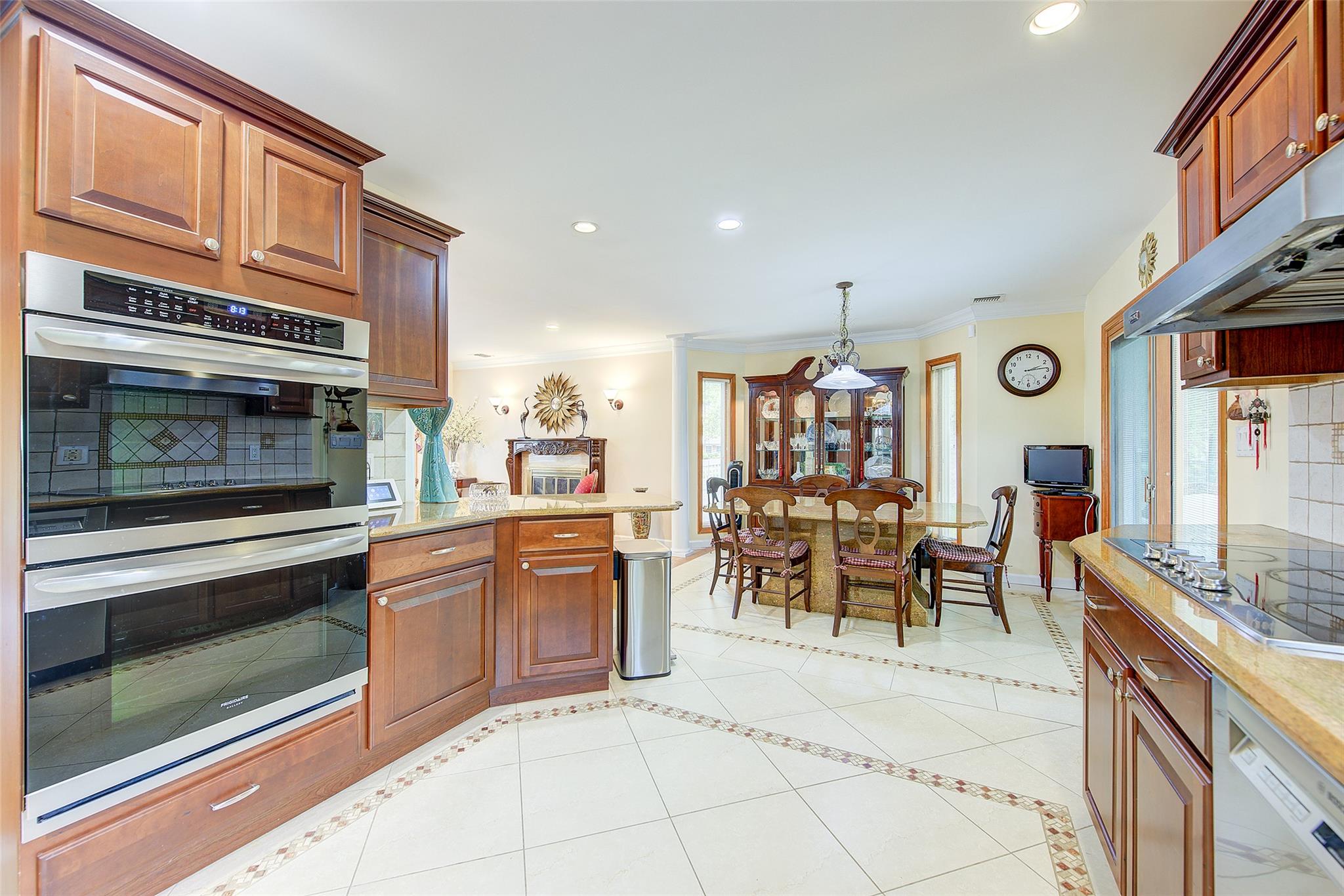 23 Sandra Drive, Dix Hills, New York image 10