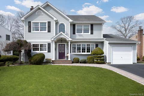 Homes For Sale - 3585 Amherst Drive<br/> Wantagh, NY 11793