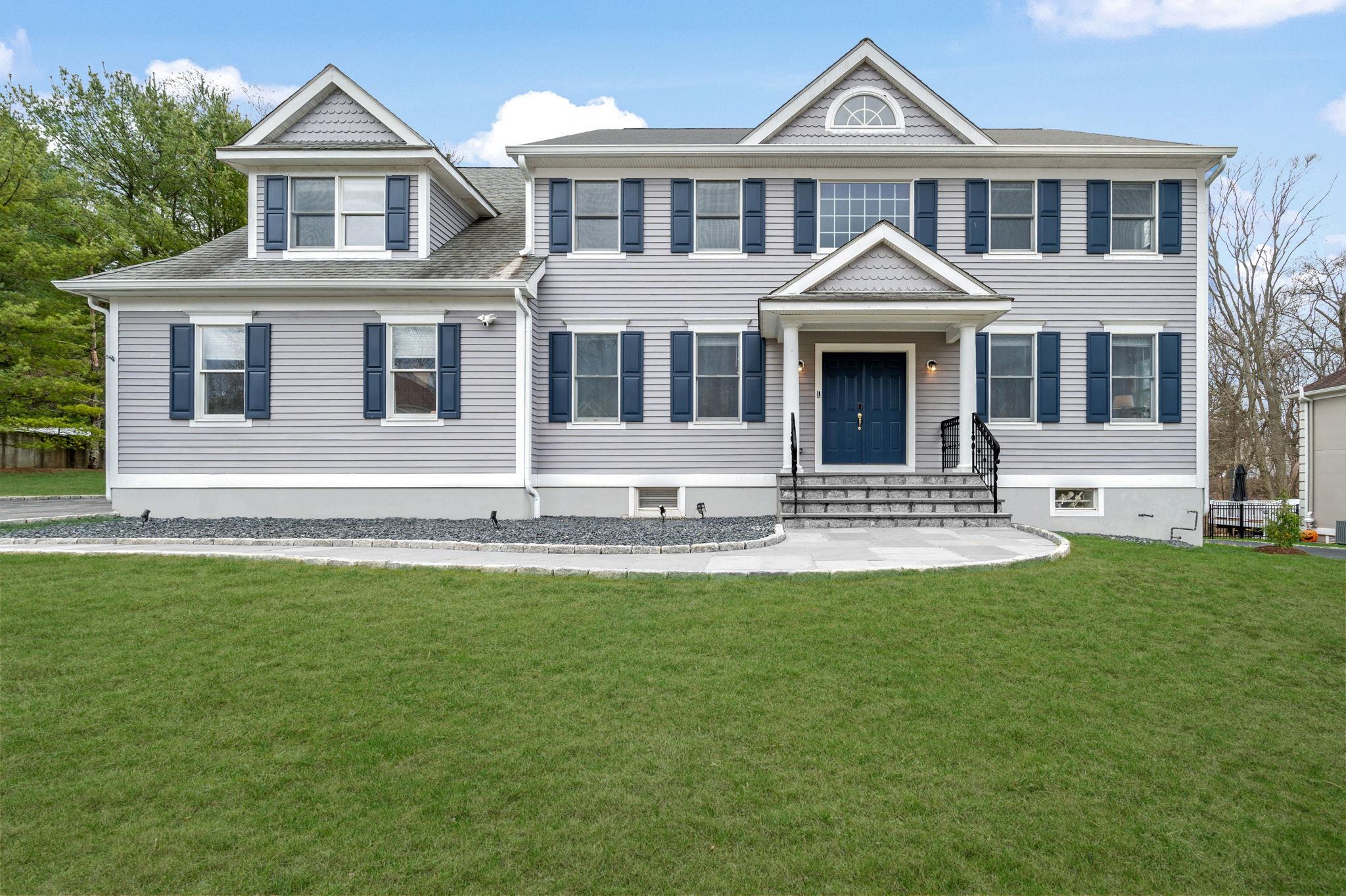 Forest Lake Drive, West Harrison, New York - 5 Bedrooms  
4 Bathrooms  
9 Rooms - 