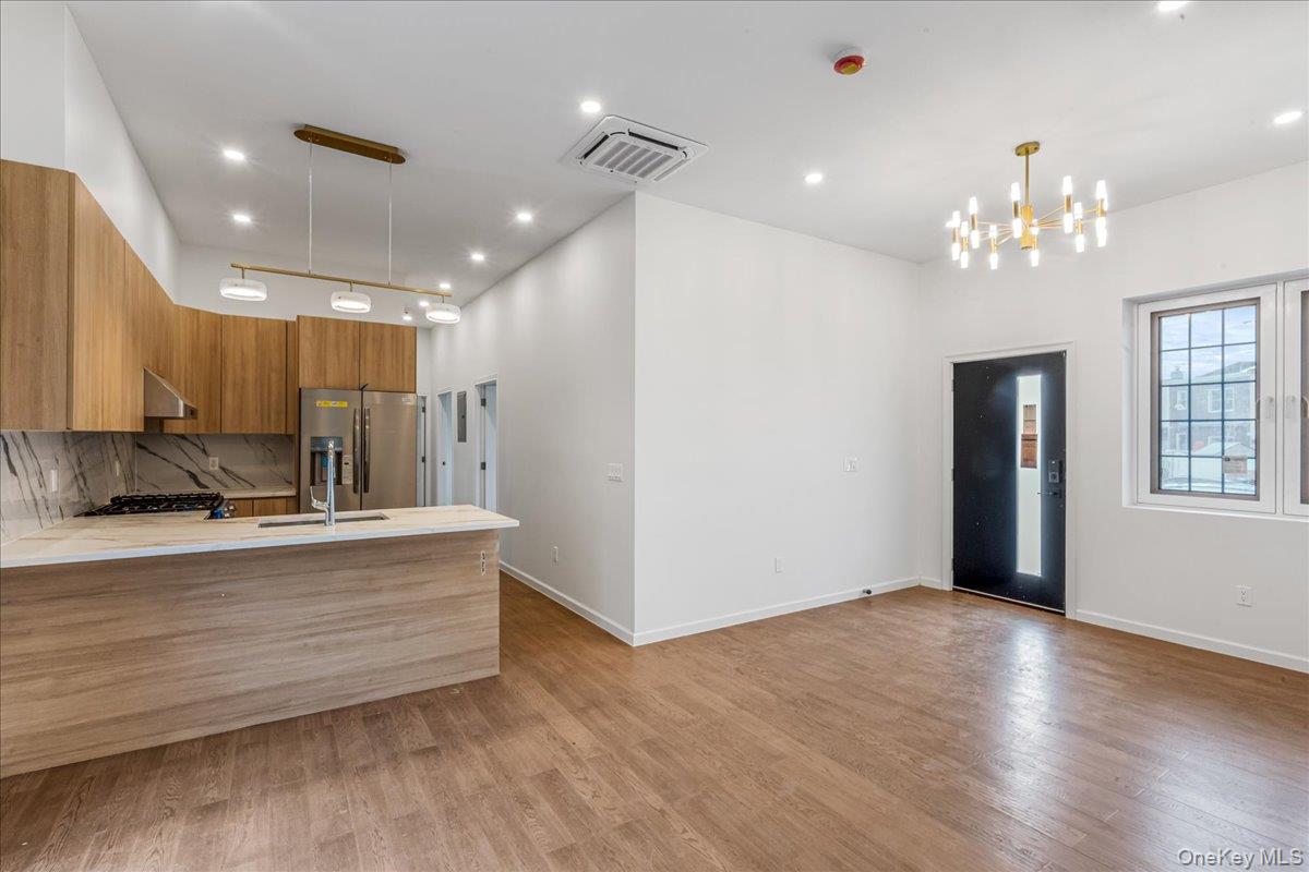 150-33 Hawtree Street