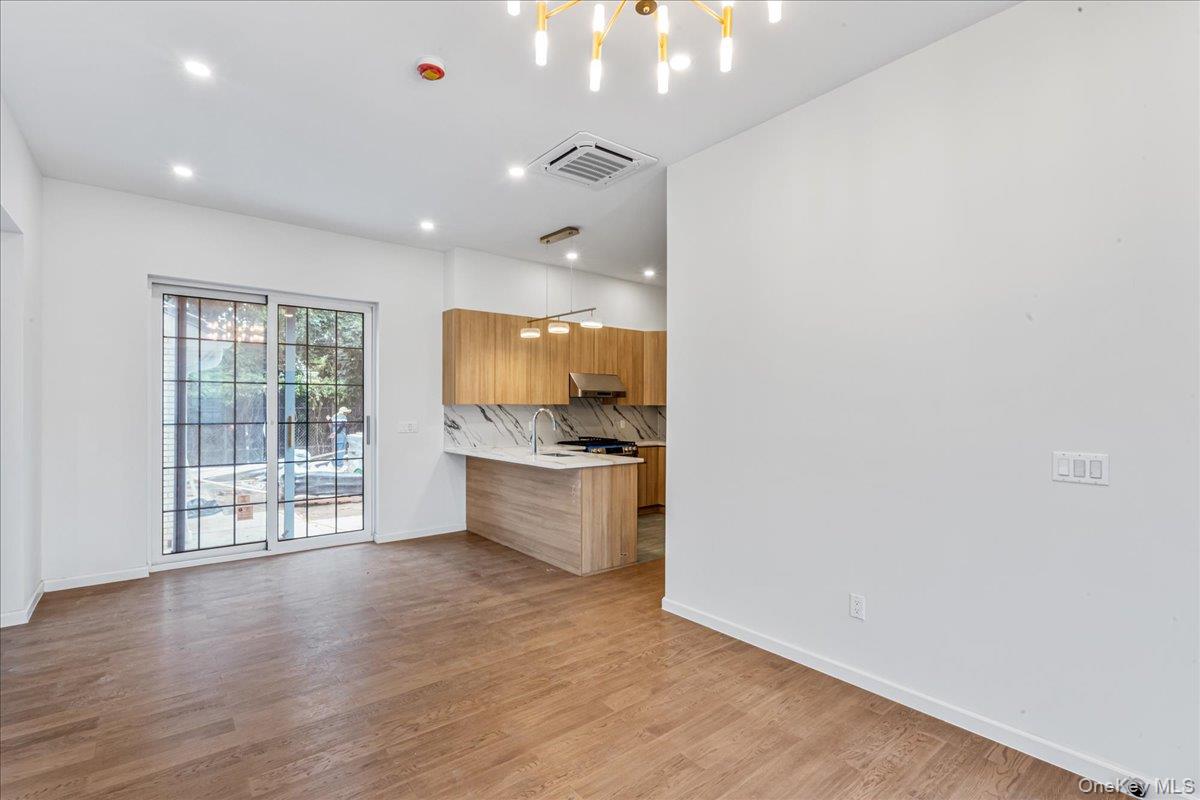 150-33 Hawtree Street