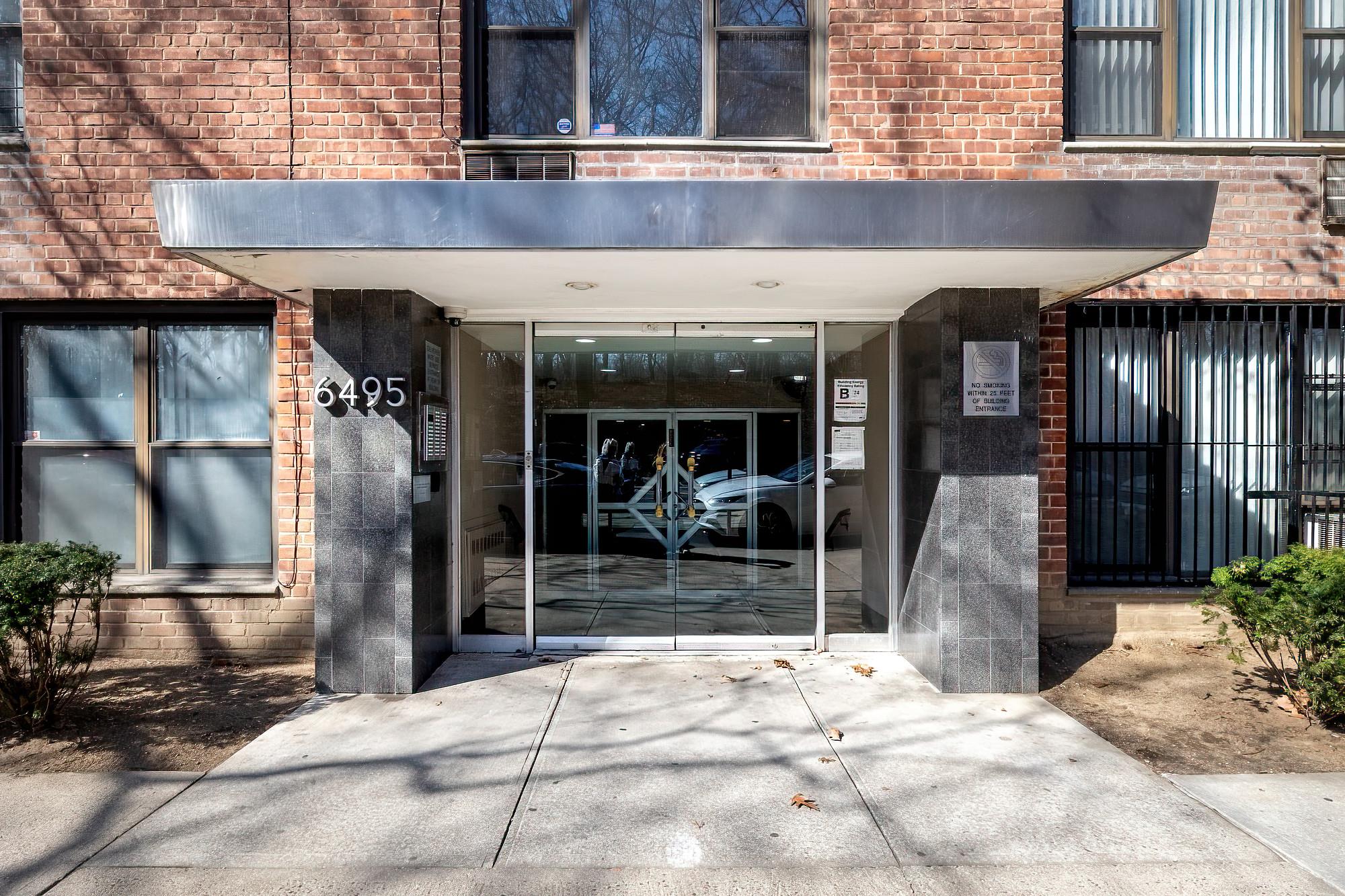 Broadway 4M, Bronx, New York - 2 Bedrooms  
2 Bathrooms  
4 Rooms - 