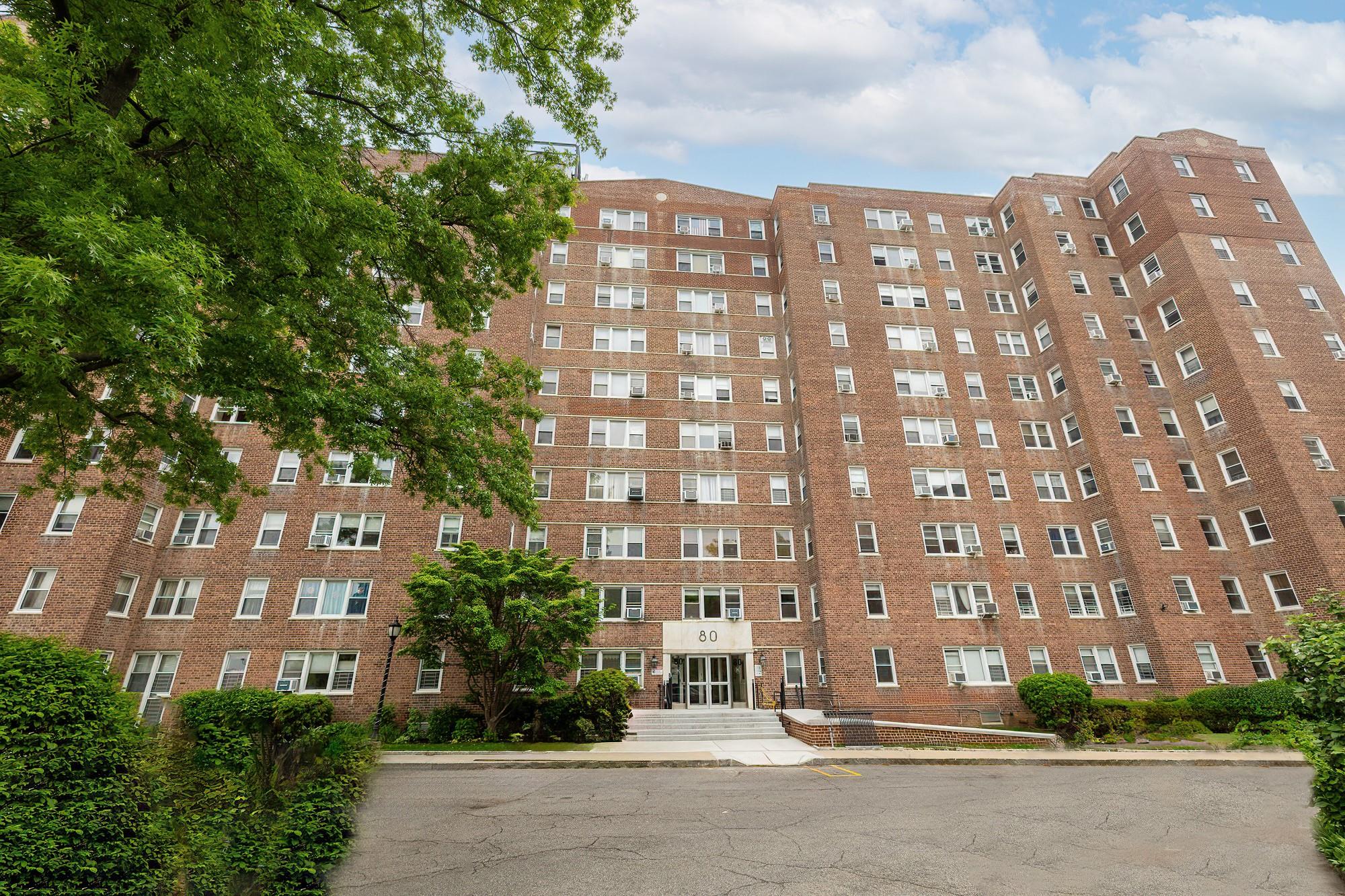 Broadway 4M, Bronx, New York - 2 Bedrooms  
2 Bathrooms  
4 Rooms - 