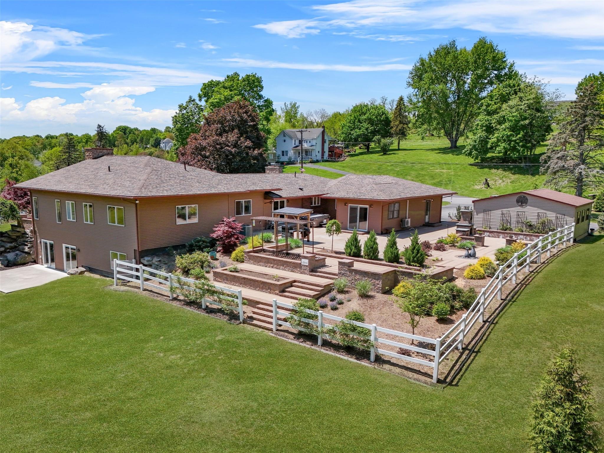 Hampton Road, Marlboro, New York - 3 Bedrooms  
5 Bathrooms  
10 Rooms - 
