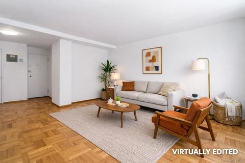 Photo of 21-80 33rd Road #6B, Astoria, NY 11106 (MLS # 982351)