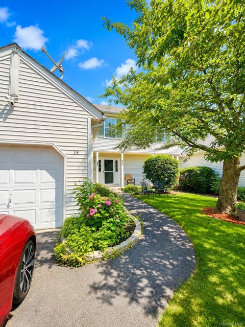 Condo For Sale - 19 Helene Circle<br/> Woodbury, NY 10930