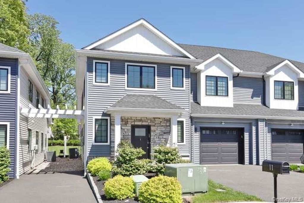 Photo of 11 Silverwood Circle, Suffern, NY 10901 (MLS # 998850)