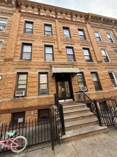 70-29 65 Place Glendale NY 11385