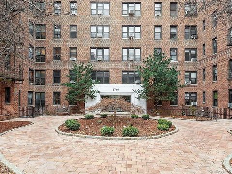 Photo of 67-40 Yellowstone Boulevard #2E, Forest Hills, NY 11375 (MLS # 964354)