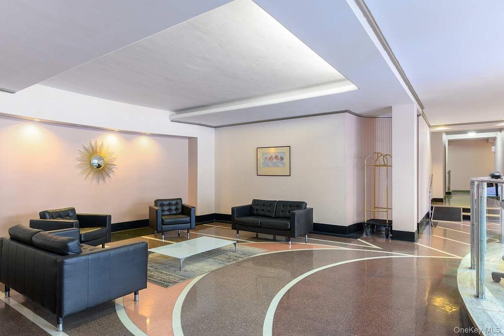 Photo of 67-40 Yellowstone Boulevard #2E, Forest Hills, NY 11375 (MLS # 964354)