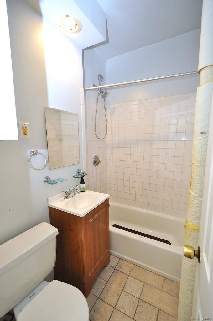 New Rochelle, New York 10801, United States, 1 Bedroom Bedrooms, ,1 BathroomBathrooms,Residential,Active,225828