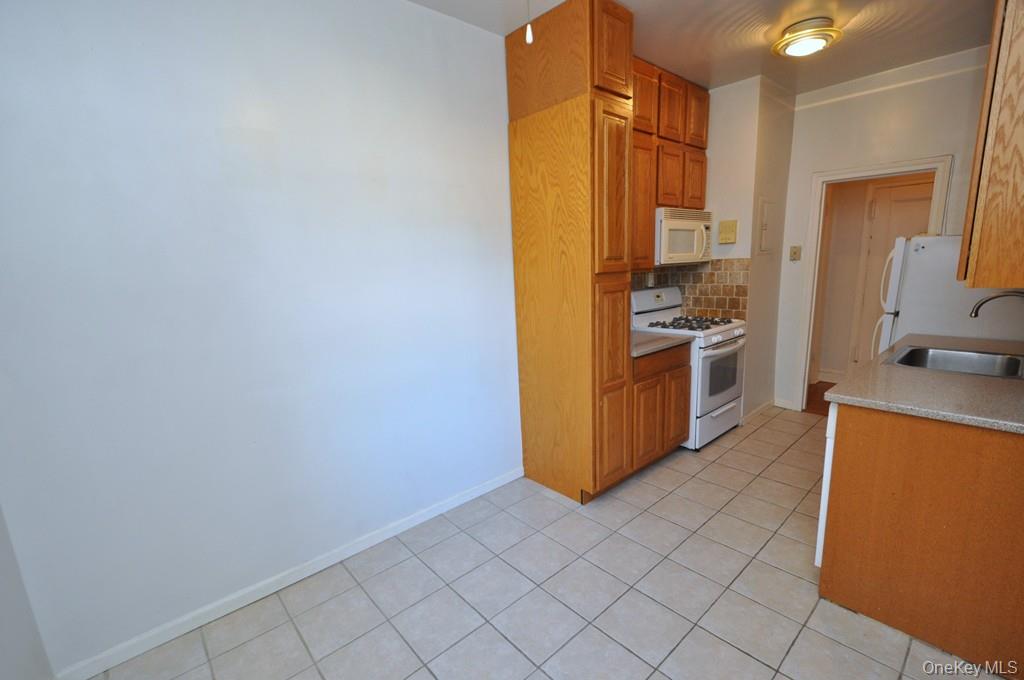 New Rochelle, New York 10801, United States, 1 Bedroom Bedrooms, ,1 BathroomBathrooms,Residential,Active,225828