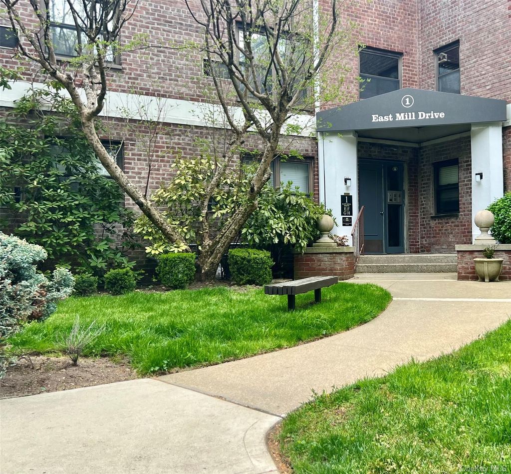 Photo of 1 E Mill Drive #2G, Great Neck, NY 11201 (MLS # 987378)