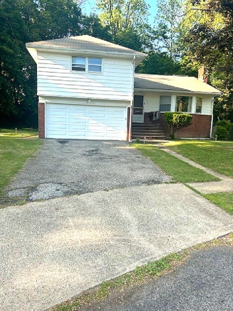 Estelle Road, Poughkeepsie, New York - 3 Bedrooms  
3 Bathrooms  
10 Rooms - 
