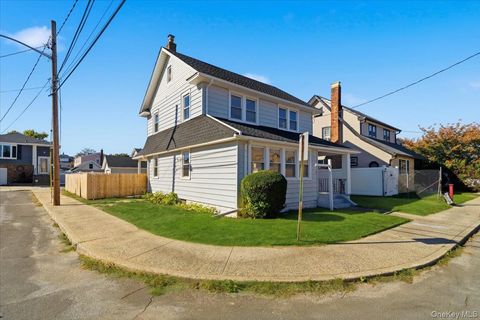 Photo of 4 Hilton Street, Lynbrook, NY 11563 (MLS # 895746)