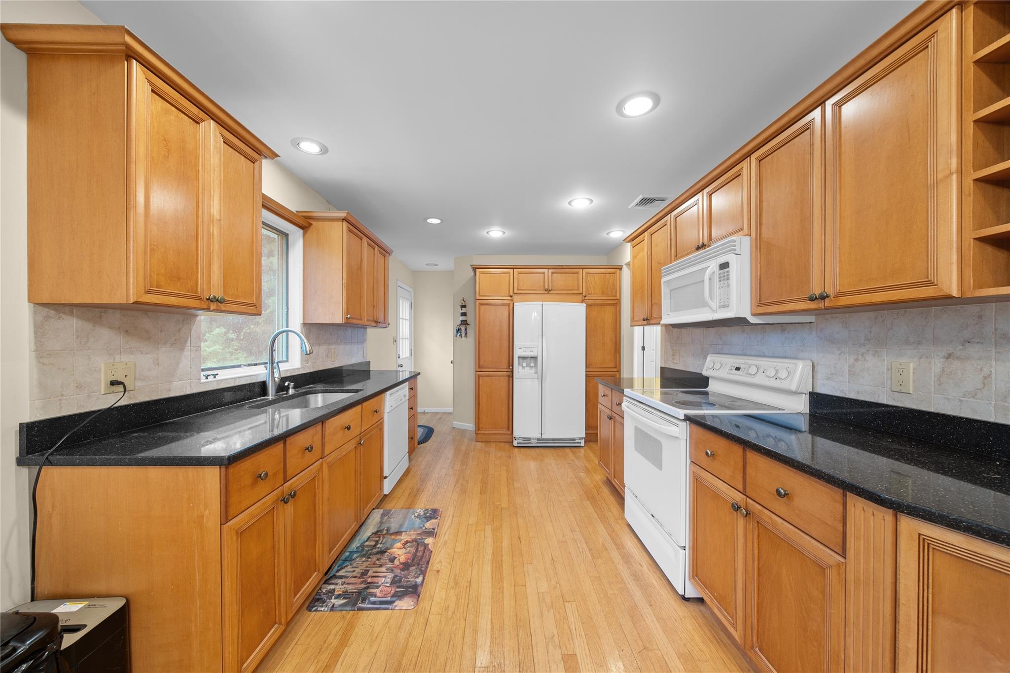 90 Meadow Lane, Bayport, New York image 8