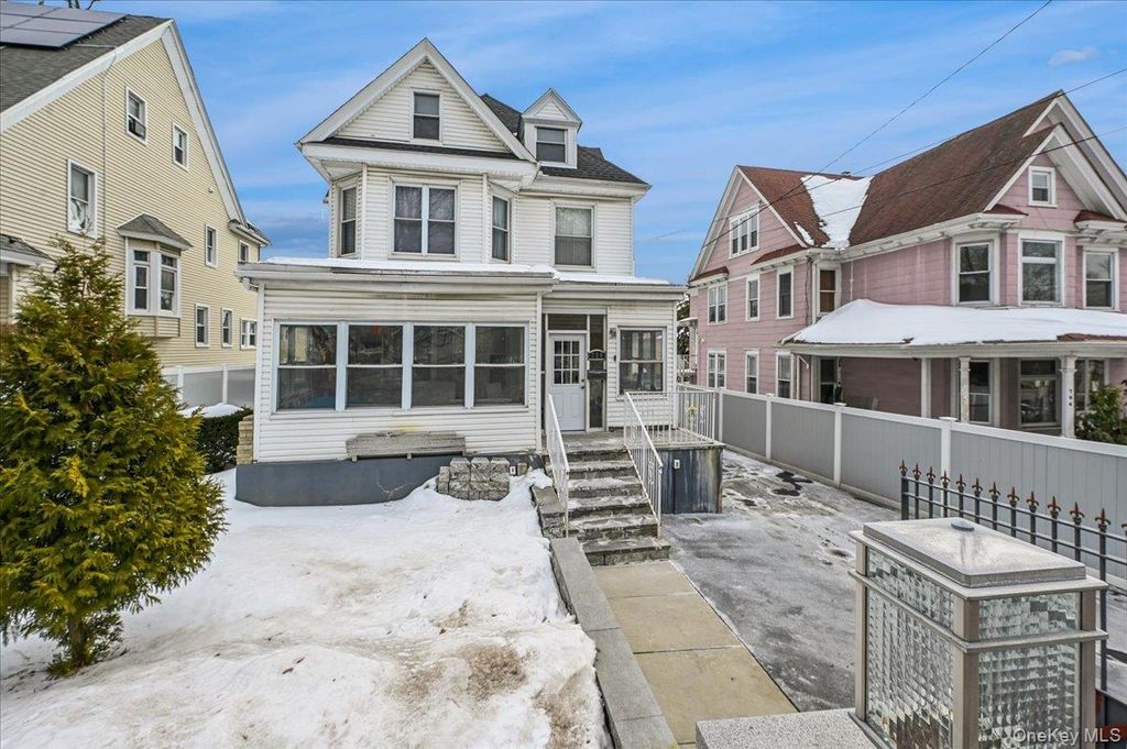 Photo of 798 N Broadway, Yonkers, NY 10701 (MLS # 960585)