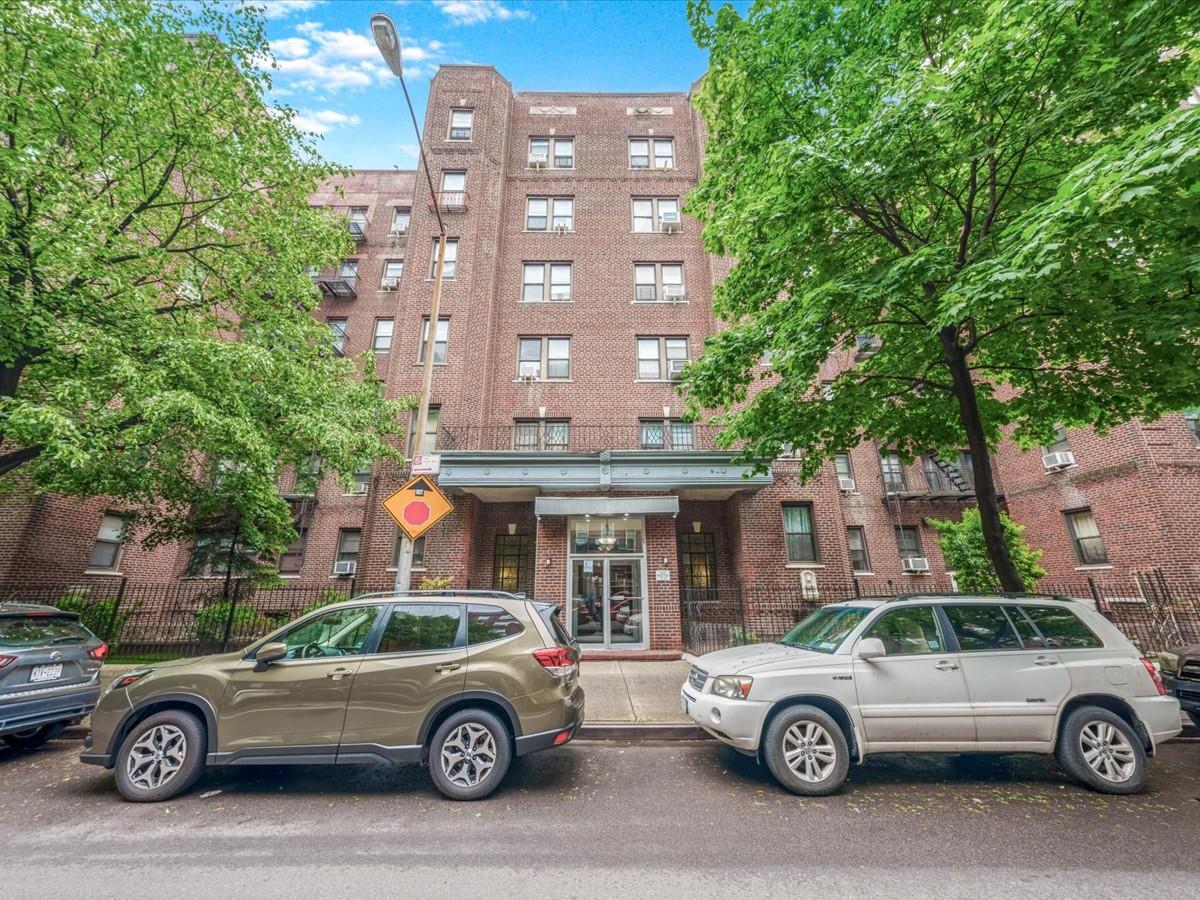 Property for Sale at Elmhurst Avenue 5B, Elmhurst, Queens, NY - Bedrooms: 1 
Bathrooms: 1 
Rooms: 4  - $298,000