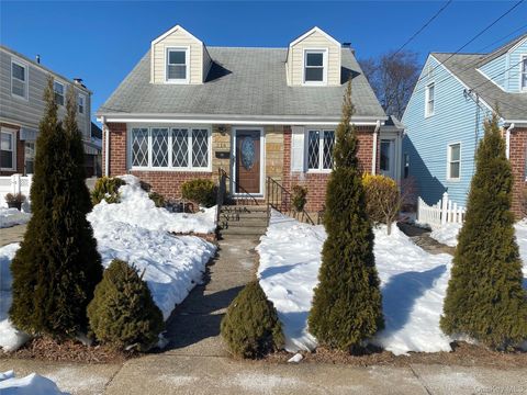 Homes For Sale - 216 Raff Avenue<br/> Mineola, NY 11501