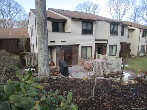 Homes For Sale - 342 Clubhouse Court<br/> Coram, NY 11727