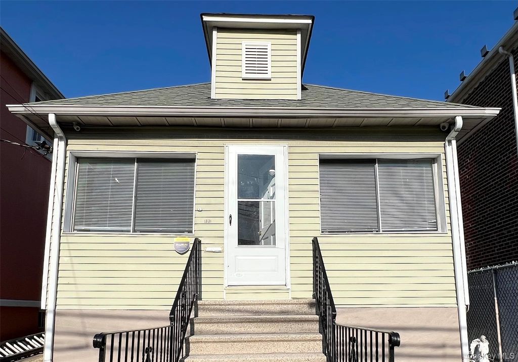 Photo of 830 Vincent Avenue, Bronx, NY 10465 (MLS # 974355)