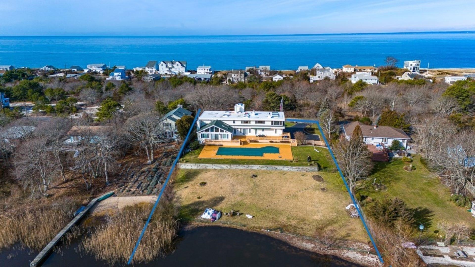 Lake Drive, Southold, Hamptons, NY - 4 Bedrooms  
4 Bathrooms - 