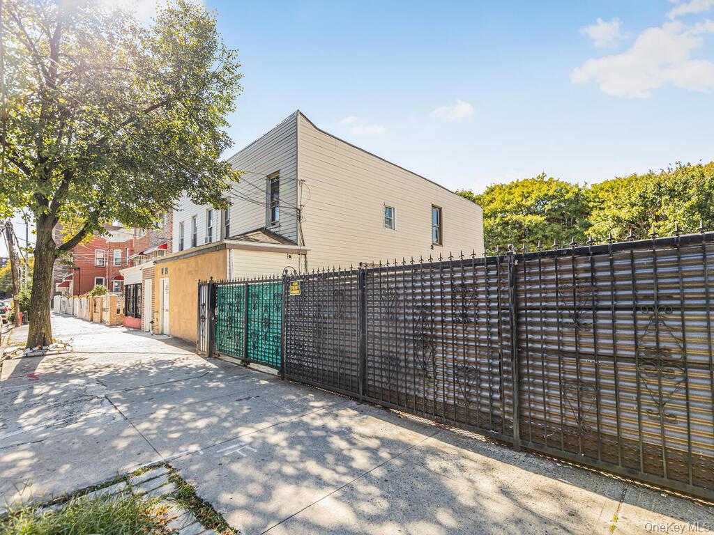 1151 Saint Lawrence Avenue